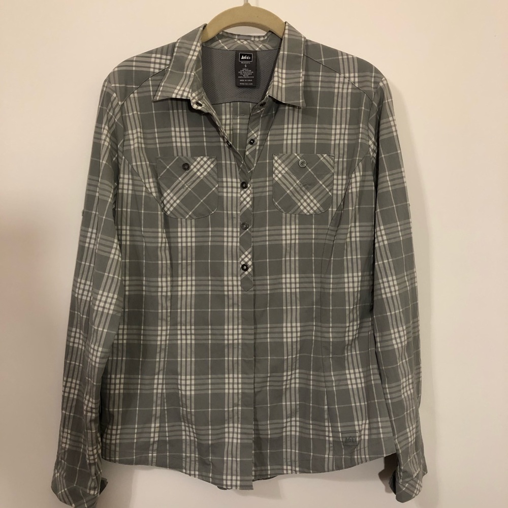 REI gray plaid long sleeve blouse snap closure